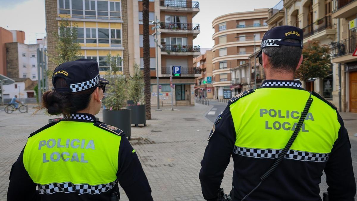 Dos agentes de la Policía Local de Torrent.