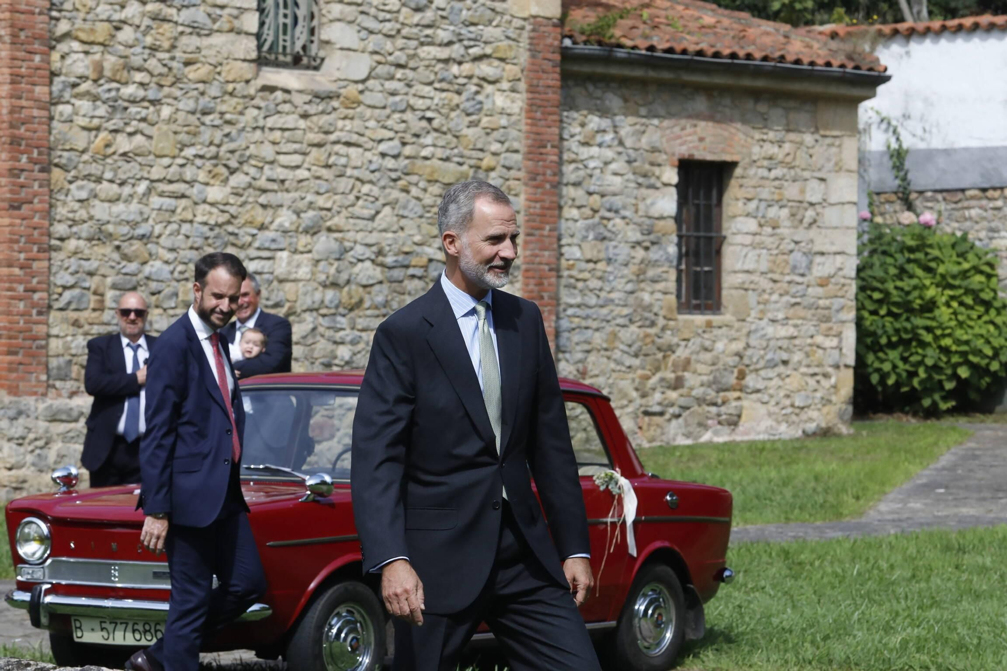 El Rey Felipe VI, testigo de excepción en la boda de su ahijado en Gijón (en imágenes)