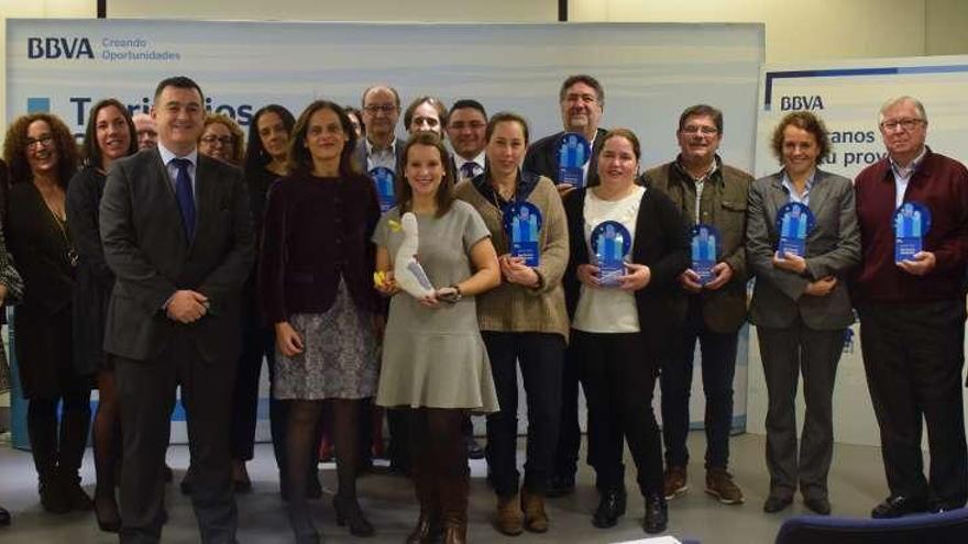 Fotografía de familia de los representantes de las entidades premiadas y sus &#039;padrinos&#039; y &#039;madrinas&#039;, con Yolanda Martínez-Bajo y José Manuel Martín Serrano, ayer, en la sede central coruñesa del BBVA.