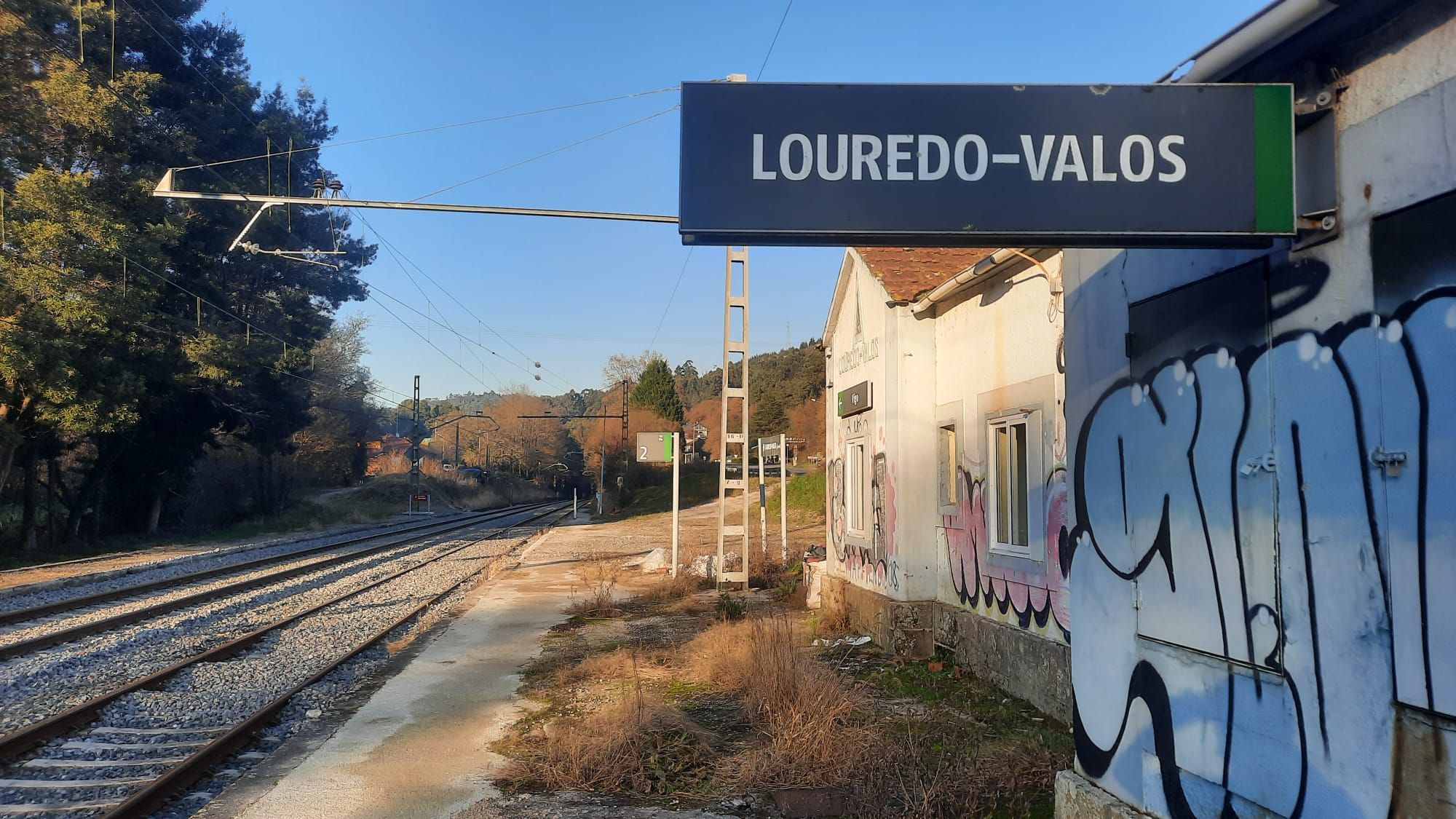 Aspecto actual de la estación de Louredo-Os Valos, con vía doble electrificada