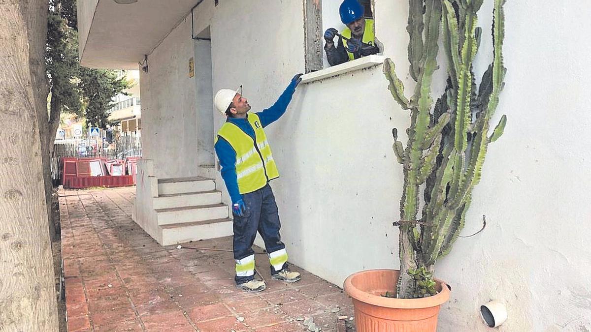 Operarios en el comienzo de las actuaciones de mejora de El Faro, el pasado febrero.