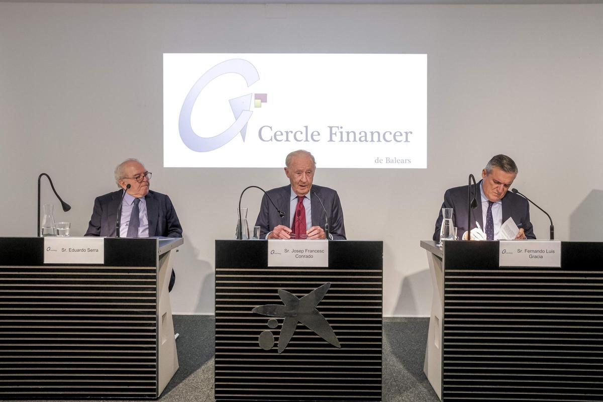 Eduardo Serra, junto a los presentadores de la conferencia