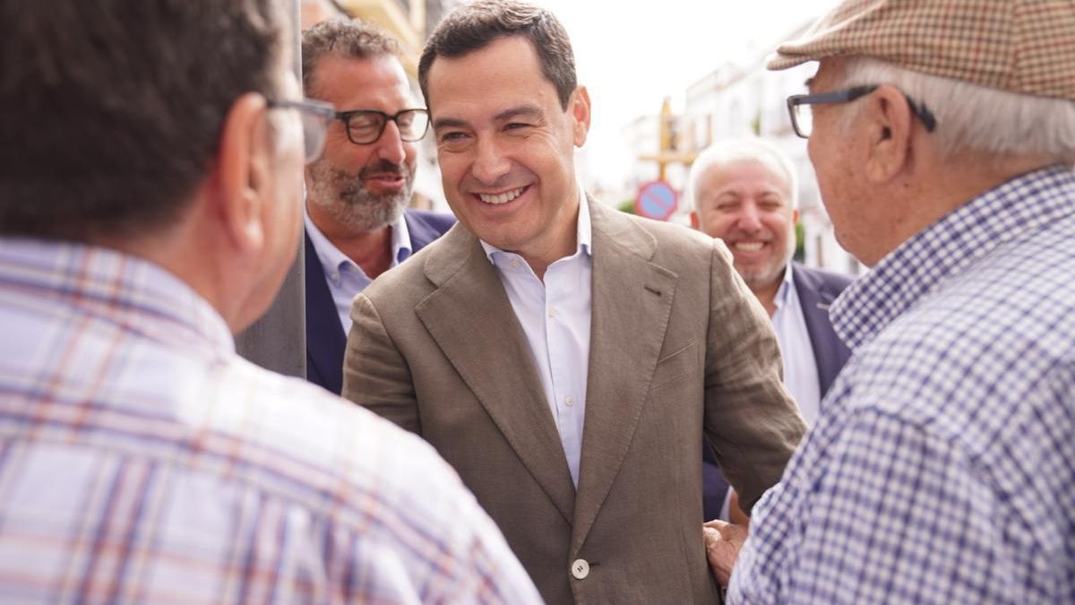 Juan Manuel Moreno en el municipio de Los Palacios, en Sevilla, durante la precampaña de las municipales.