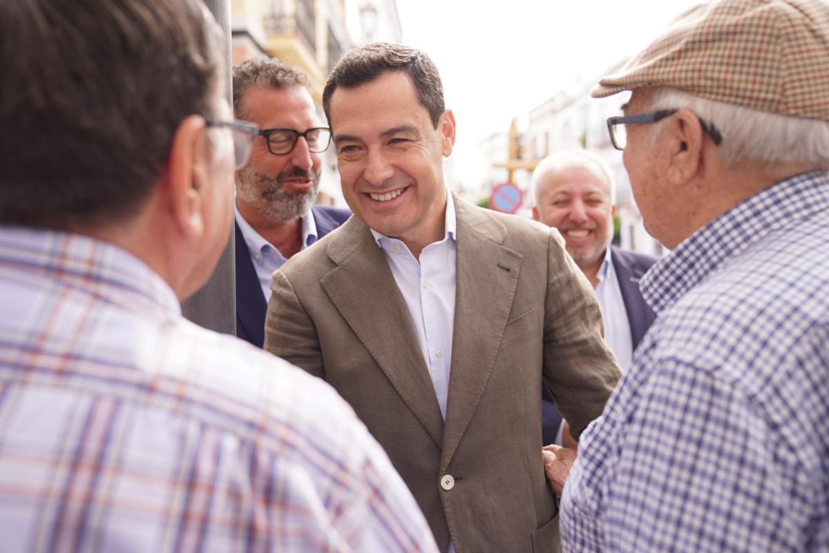 Juan Manuel Moreno en el municipio de Los Palacios, en Sevilla, durante la precampaña de las municipales. Juan Manuel Moreno en el municipio de Los Palacios, en Sevilla, durante la precampaña de las municipales.