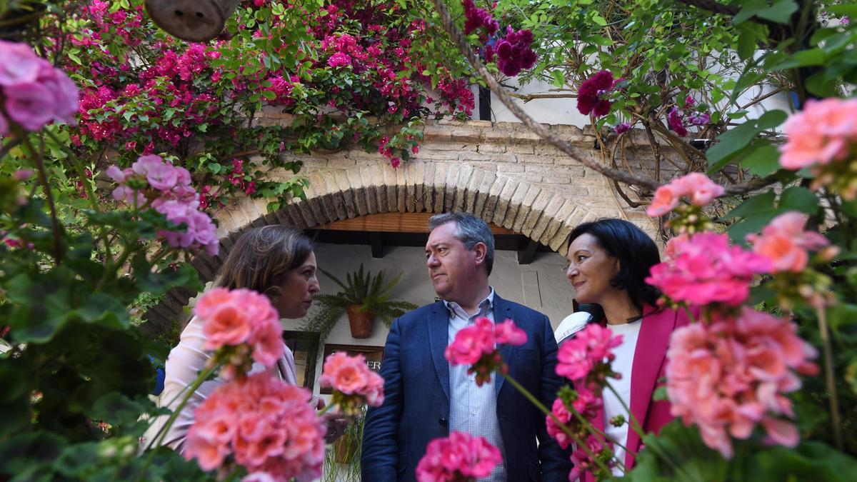 Juan Espadas, Rafi Crespín e Isabel Ambrosio, en una vista a los patios de Córdoba.