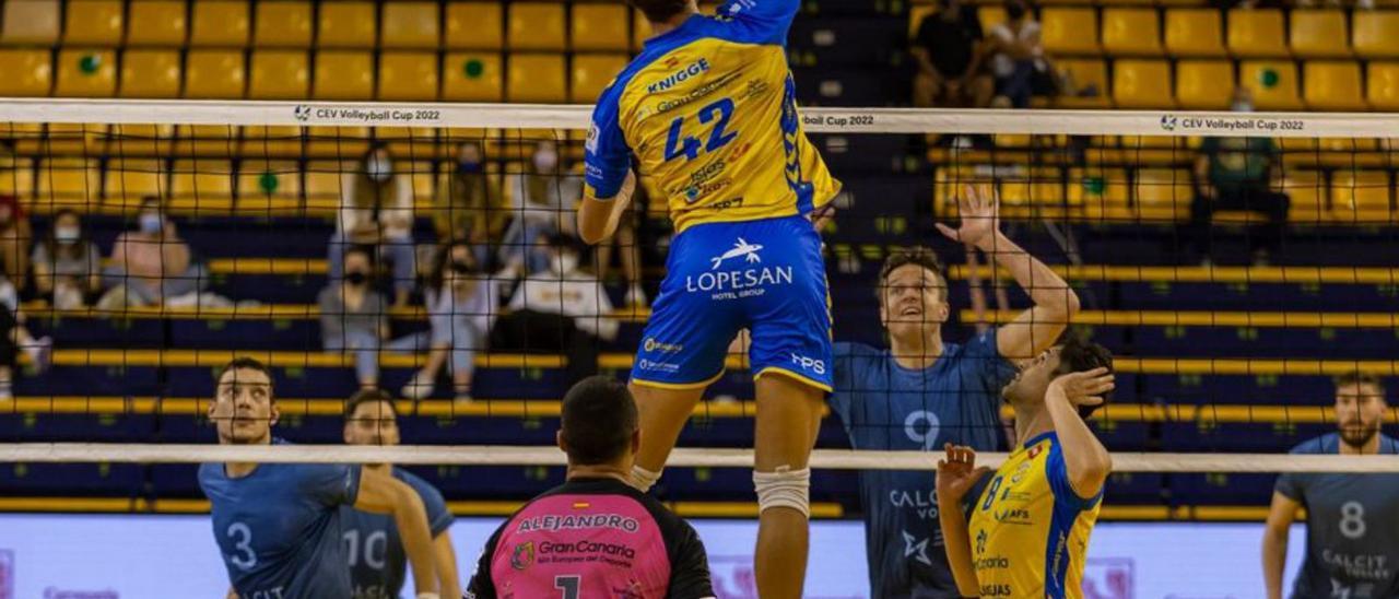 Matt Knigge, del CV Guaguas, realiza un remate durante el choque de ayer. | | LP/DLP