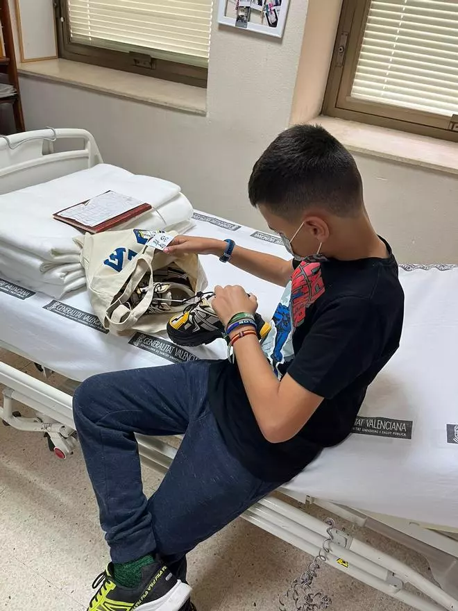 El regalo de ver sonreír a un niño hospitalizado en Elche