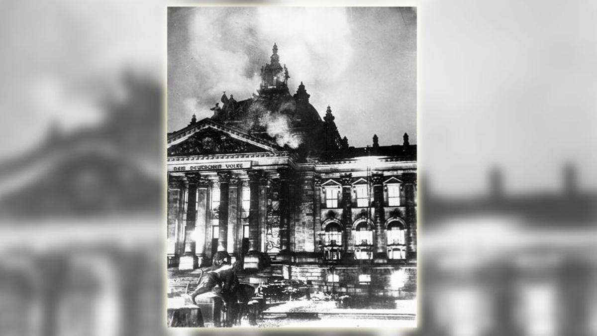 El Reichstag, aún humeante tras el incendio provocado en el Berlín de 1933.