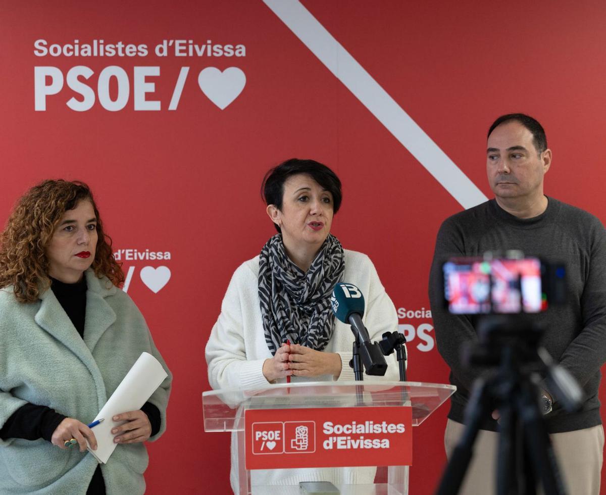 Elena López, entre Pilar Costa y Víctor Torres, durante la rueda de prensa del PSOE. | FIRMA