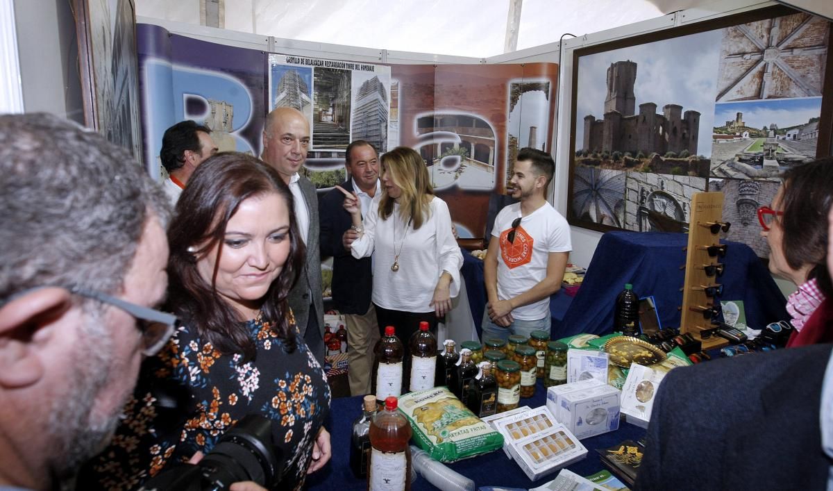 La presidenta de la Junta visita la Feria de los Municipios