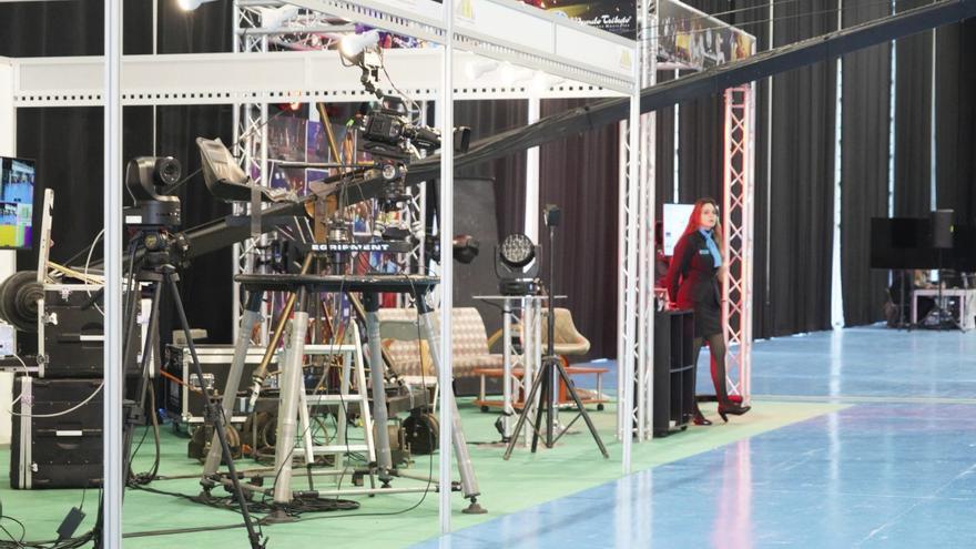 Equipos de imagen, junto al expositor de una productora presente en la feria. | JOSÉ LUIS FERNÁNDEZ