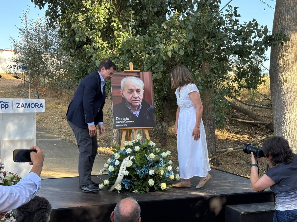Homenaje floral al desaparecido Dionisio García Carnero.