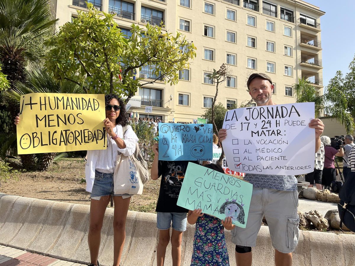 Astrid Palacios junto a su familia en la concentración del 13 de junio contra el Estatuto Marco