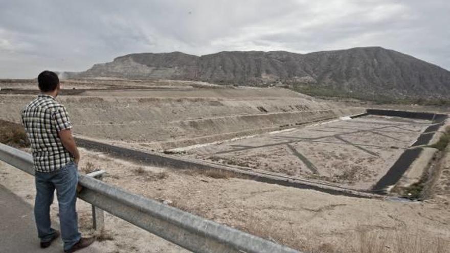 Los vecinos de Fontcalent instan al tripartito a «cumplir» y declarar la zona saturada de residuos