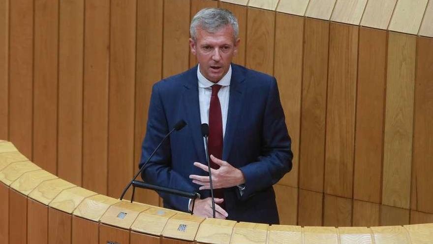 Alfonso Rueda, ayer, en el Parlamento de Galicia.