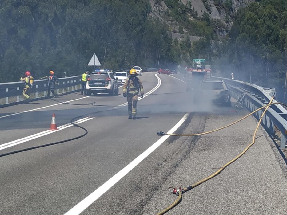 El incendio de un coche obliga a desviar el tráfico en el Corredor de O Morrazo