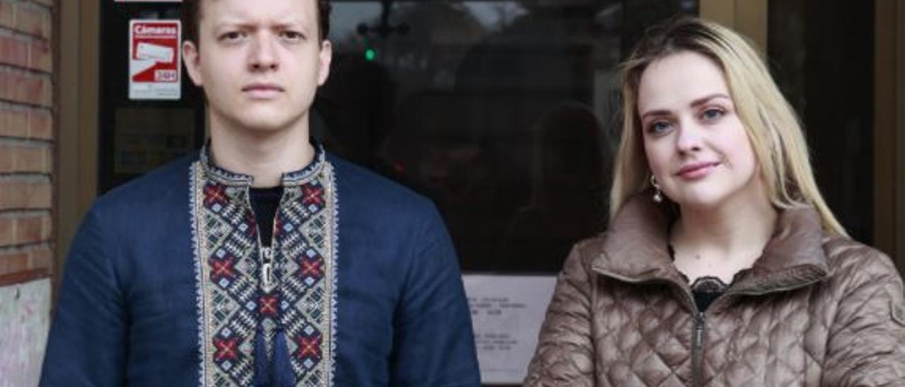 Iván, con ropa tradicional ucraniana, y María posan frente al Consulado Ruso en València.