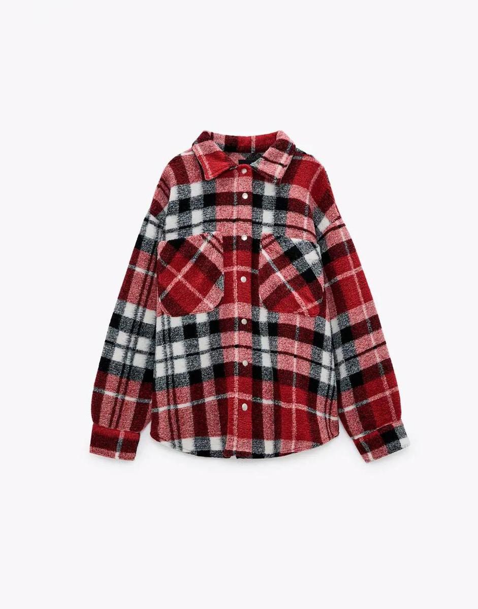 Sobrecamisa de cuadros rojos de Zara. (Precio: 39, 95 euros)