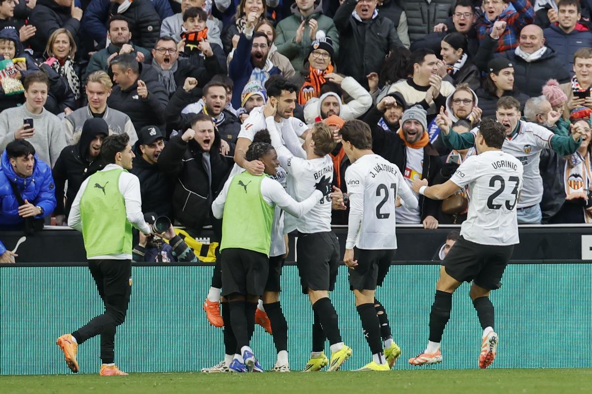 Los jugadores del Valencia CF celebran el gol de la victoria contra el RCD Espanyol en Mestalla