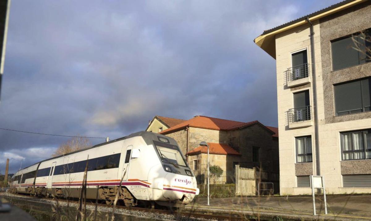 Un tren regional a su paso por la estación de Catoira
