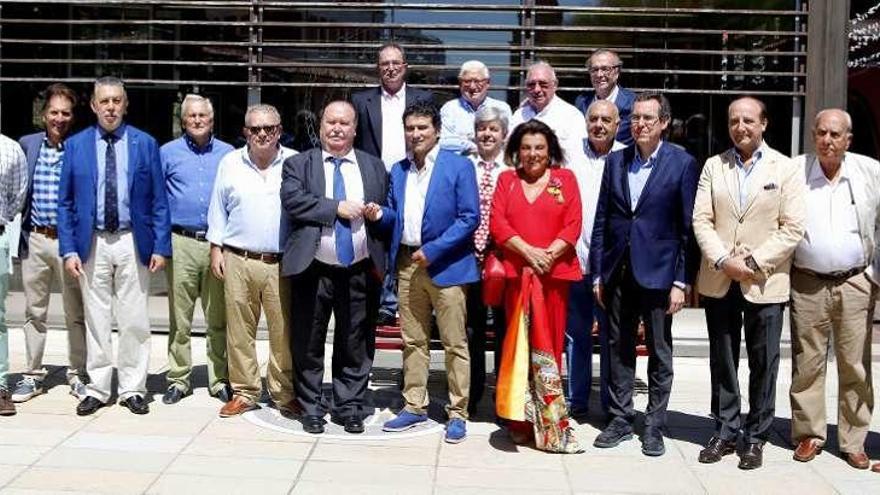 Ismael Fernández, en el centro de la imagen, junto a autoridades y miembros de la Peña Cocheras.