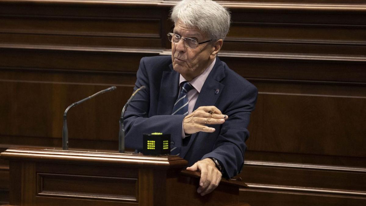 El consejero de Administraciones Públicas, Justicia y Seguridad, Julio Pérez, en el Parlamento de Canarias. | | EFE