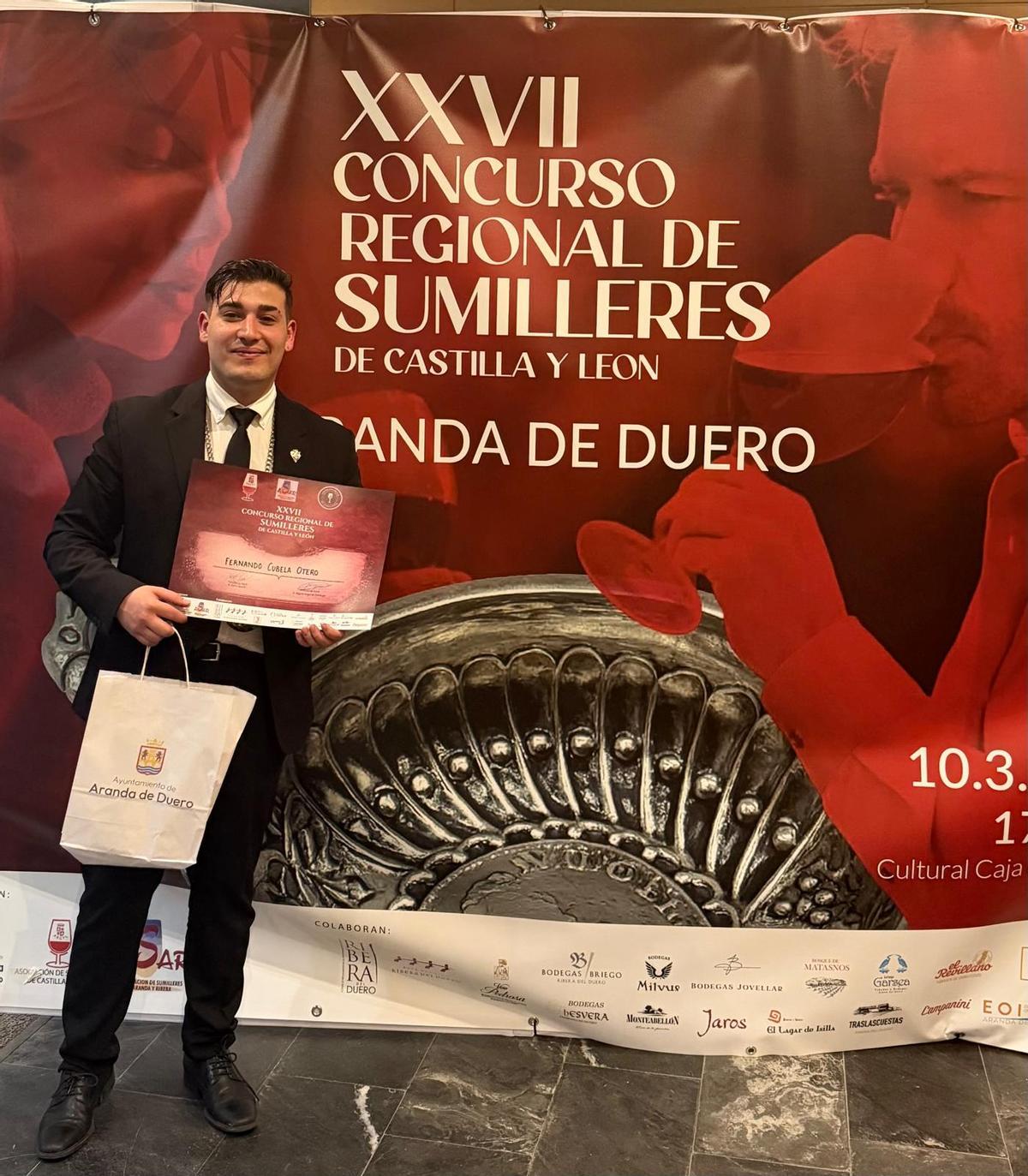 El sanabrés Fernando Cubela con el título tras alzarse como finalista en el XXVII Concursio Regional de Sumilleres de Castilla y León.