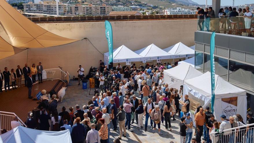 Afluencia de público en el acto de inauguración de la Feria Europea del Queso en la ciudad de Guía, ayer sábado. | | LP/DLP