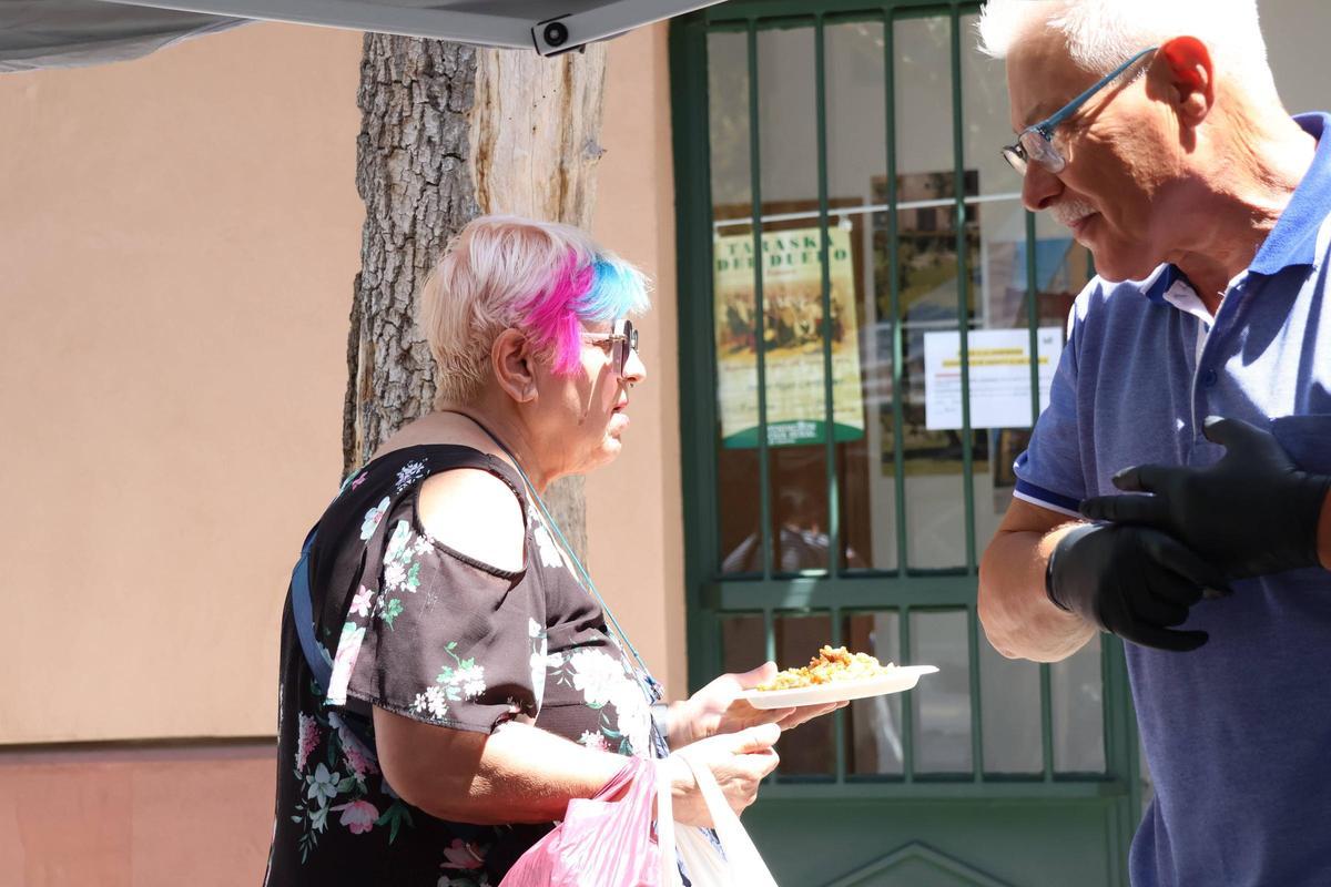 Los vecinos de Los Bloques degustan un arroz a la zamorana en las fiestas