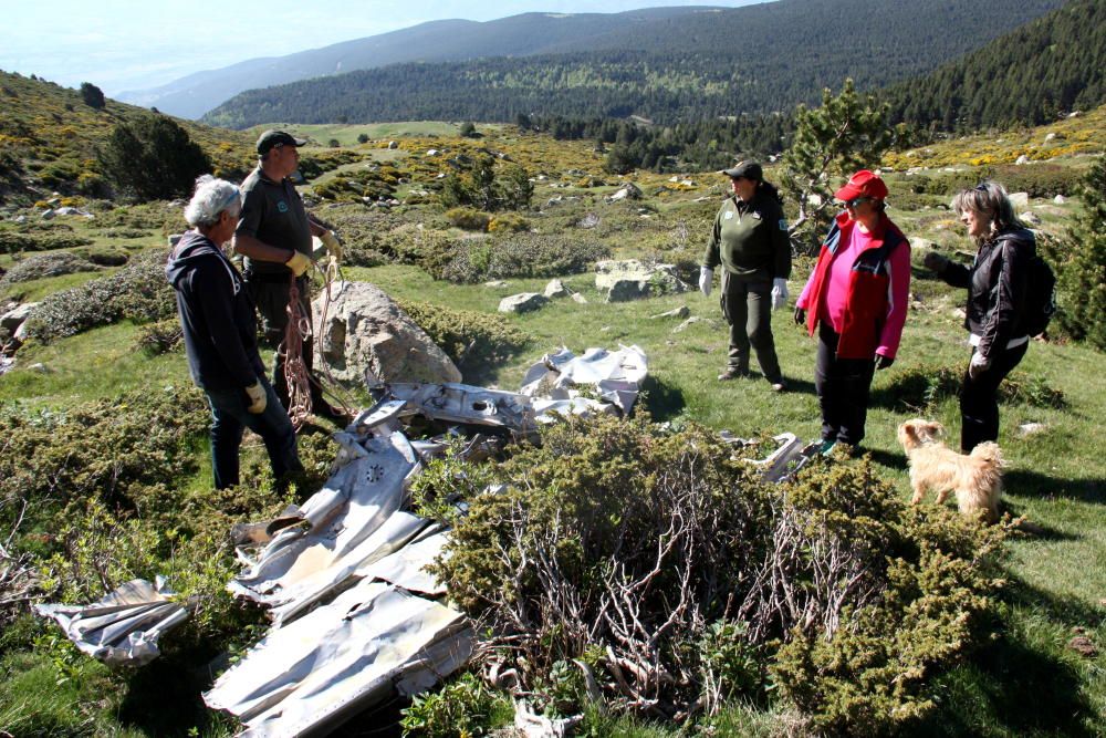 Les tasques de retirada de les restes de l'avioneta