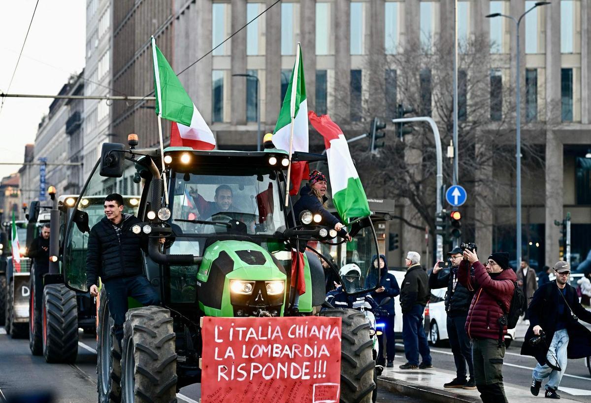 Tractores en el centro de Milán, este jueves.
