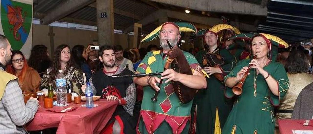 Varios músicos animan la multitudinaria cena medieval de anoche en Llanera.