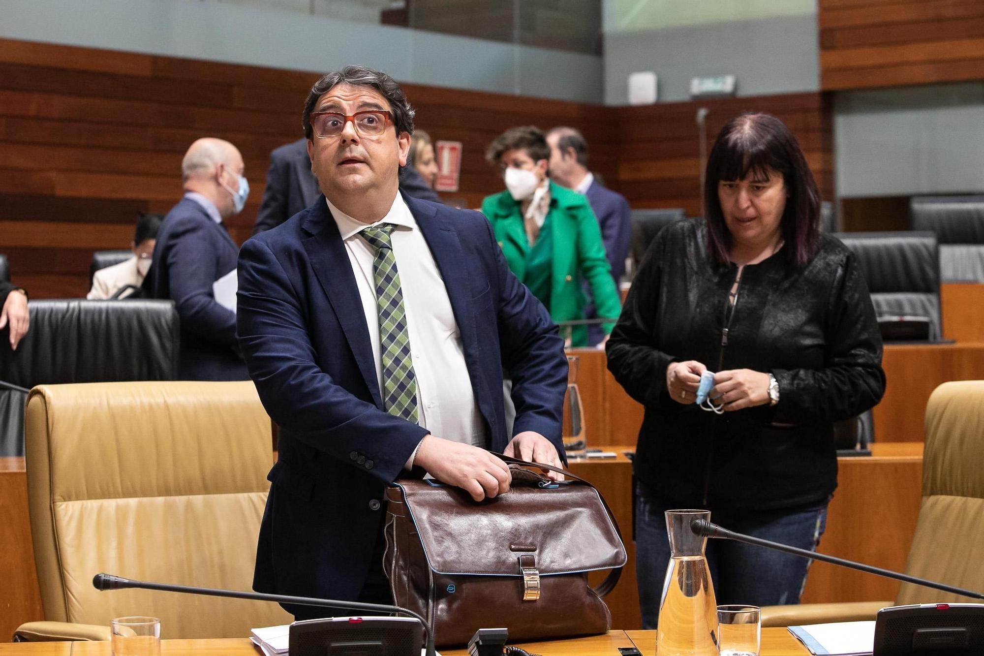 Los consejeros de Sanidad y Agricultura, minutos antes del inicio del pleno sin mascarilla.