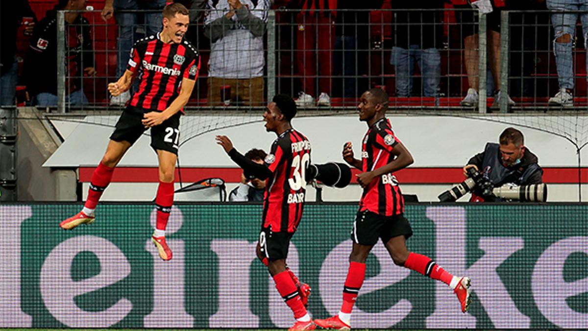 Florian Wirtz celebra el gol al Ferencvaros con sus compañeros