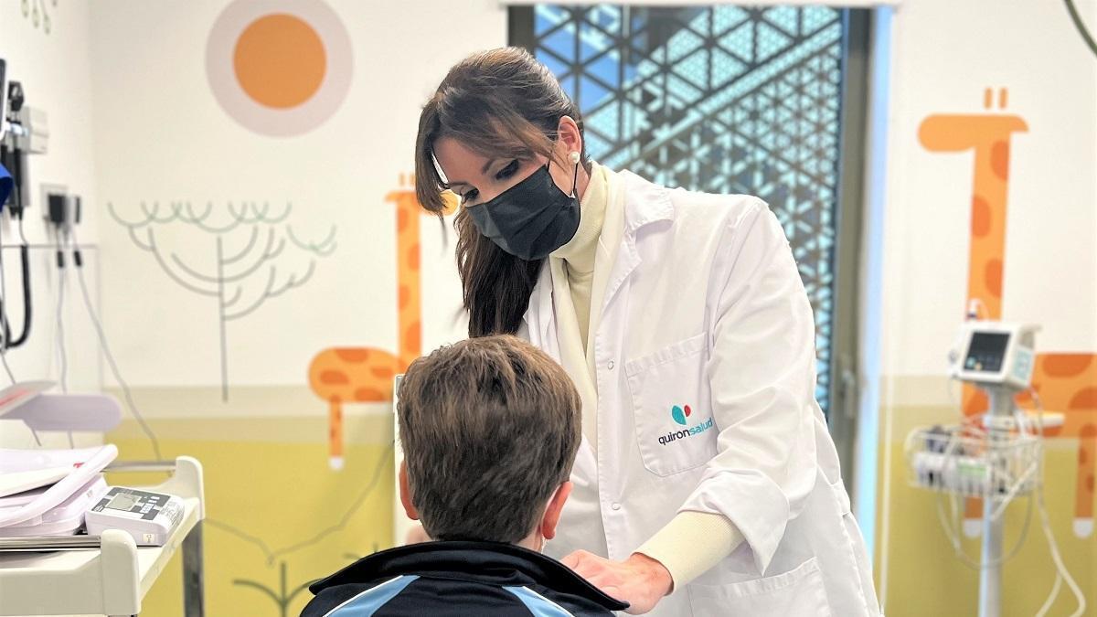 Victoria Jiménez, cirujana pediátrica del Hospital Quirónsalud Córdoba, durante una consulta.