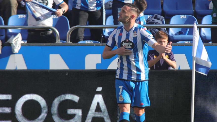 Lucas celebra su gol a la Cultural ayer en Riazor. |  // IAGO LÓPEZ