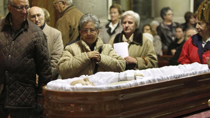 El cuerpo de Cerviño es velado desde ayer en la concatedral. // Lores