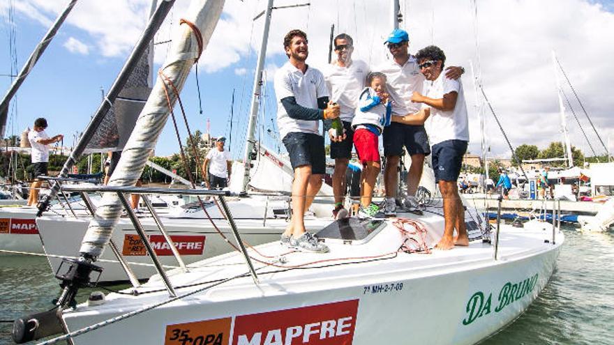 La tripulación del Team Marbella, con los hermanos Padrón, celebran el triunfo en esta 35ª Copa del Rey de vela.