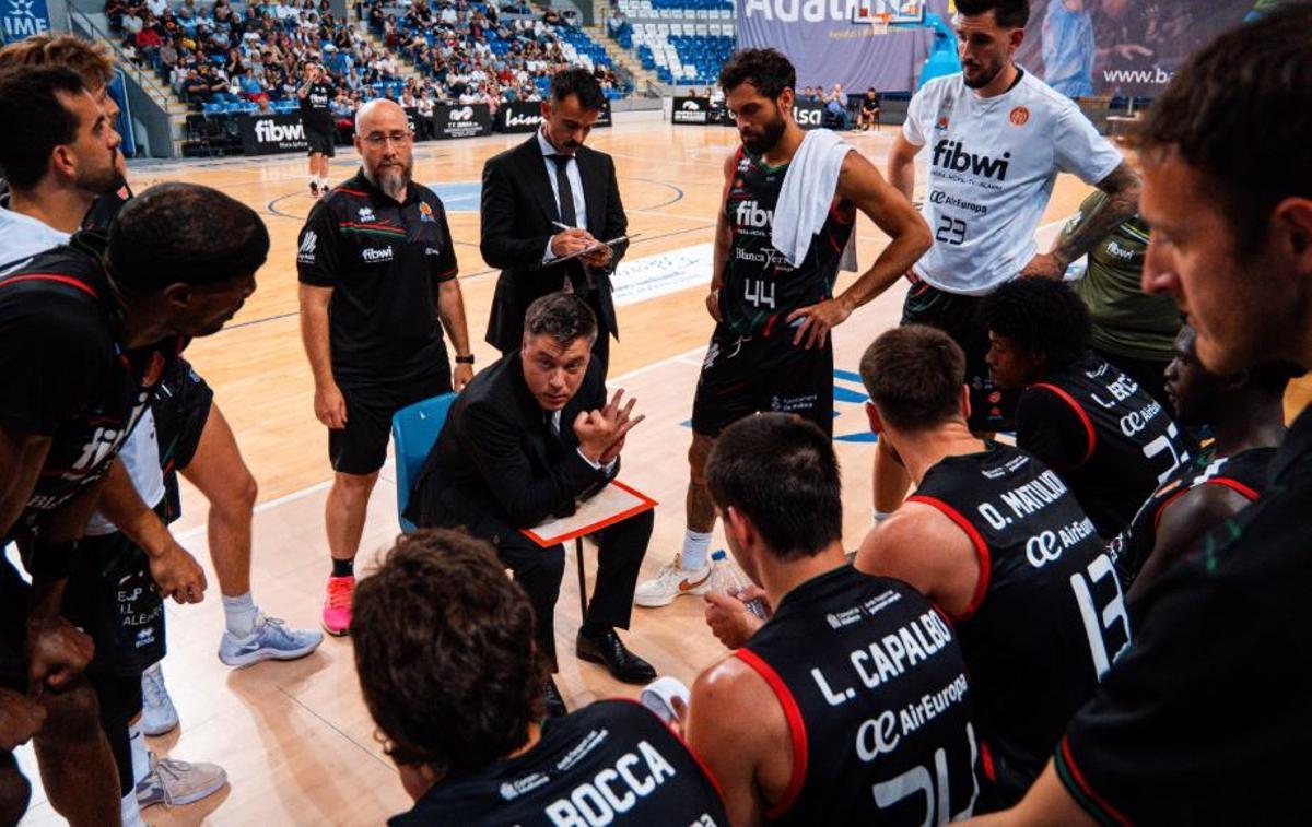 Pablo García da instrucciones a sus jugadores.