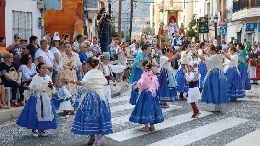 Los vecinos de Orpesa salen a la calle para vivir el Pregó de las fiestas de la Paciència