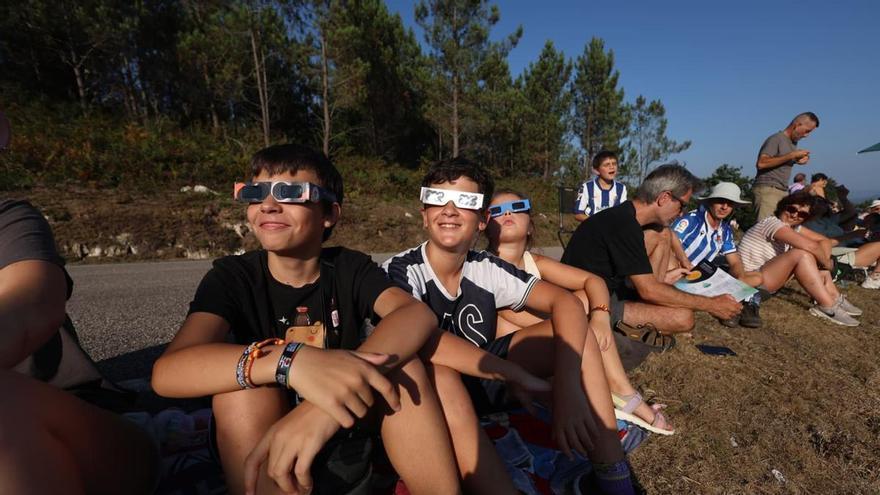 Así esperan al eclipse en el Monte Castrove en Poio