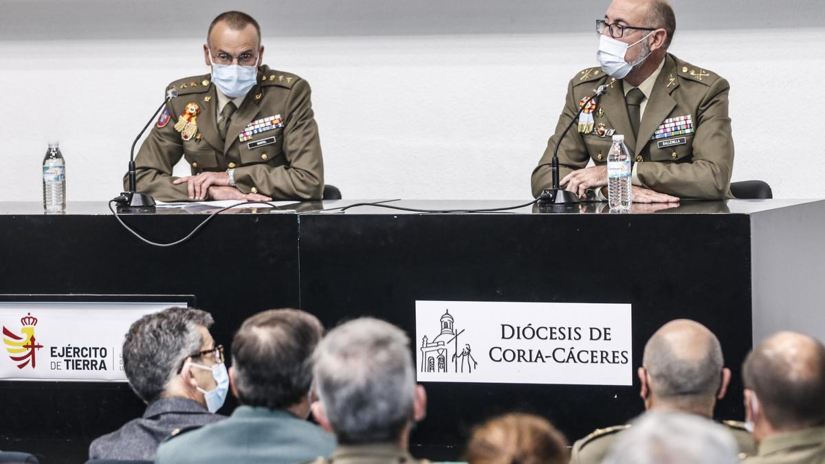 El coronel jefe del Cefot, a la izquierda, en una charla que tuvo lugar este miércoles en la sala Clavellinas por el aula de cultura militar que organiza la base.