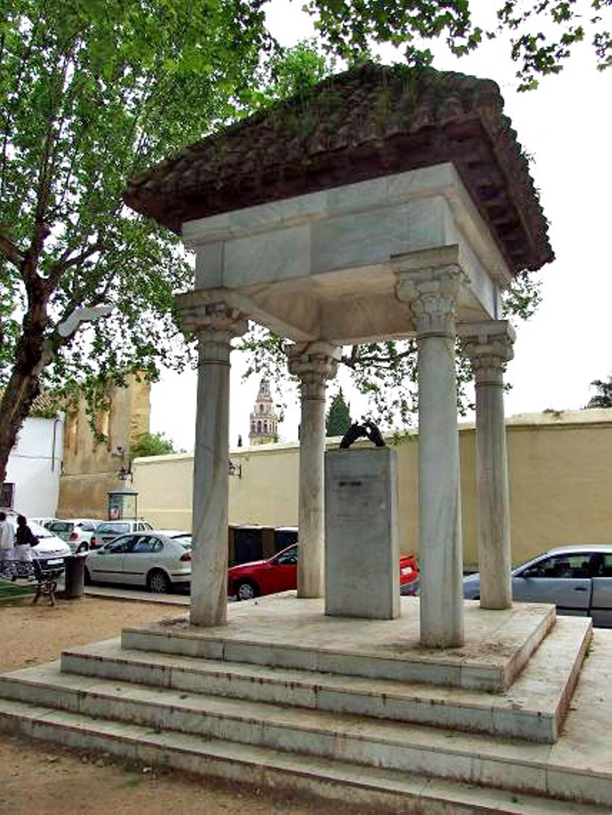 Monumento de los Enamorados, en Córdoba, en memoria del amor entre el poeta Ibn Zaydun y Wallada.