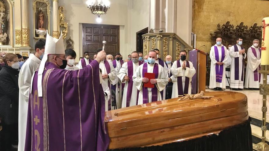 El obispo de Segorbe-Castellón, Casimiro López, ha presidido la misa en la parroquia.