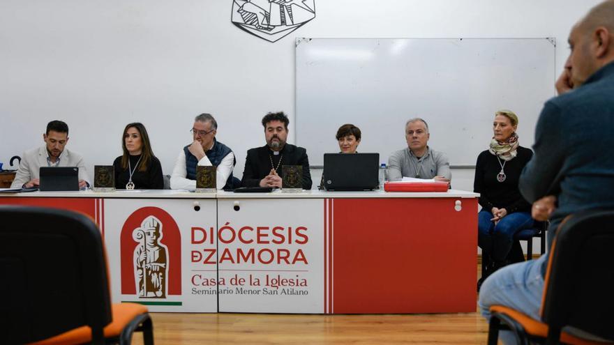 Directiva de La Borriquita en la asamblea. | MIGUEL ÁNGEL LORENZO