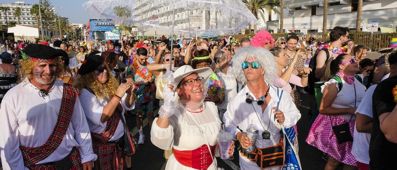 Las mascaritas se divierten en la Cabalgata del Carnaval de Maspalomas 2024