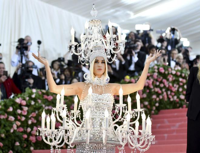 Katy Perry se convierte en lámpara en la Gala Met