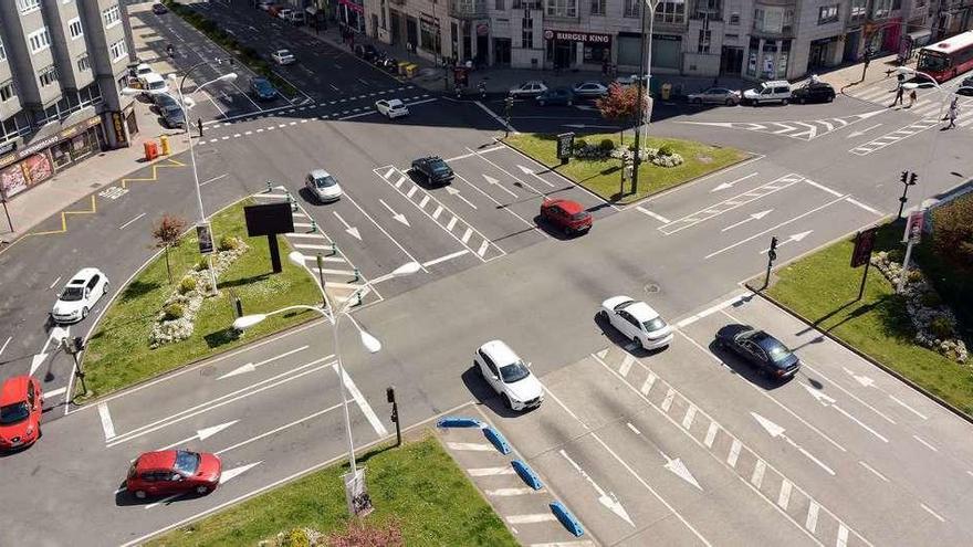 Cruce de la ronda de Outeiro, en el que se inicia el tramo autonómico de la avenida de Finisterre.