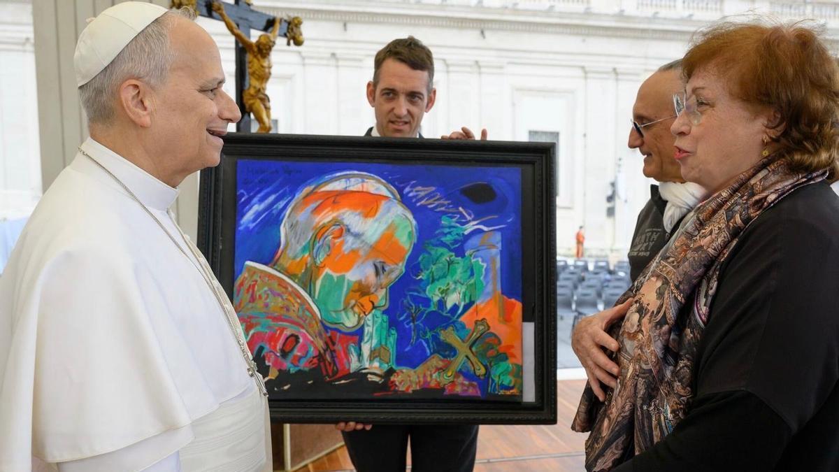 El papa León XIV y la artista valenciana Charo Marín con la pintura "Habemus Papam" en el Vaticano.