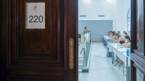 Archivo - Estudiantes haciendo exámenes en un aula de la Universidad de Sevilla.